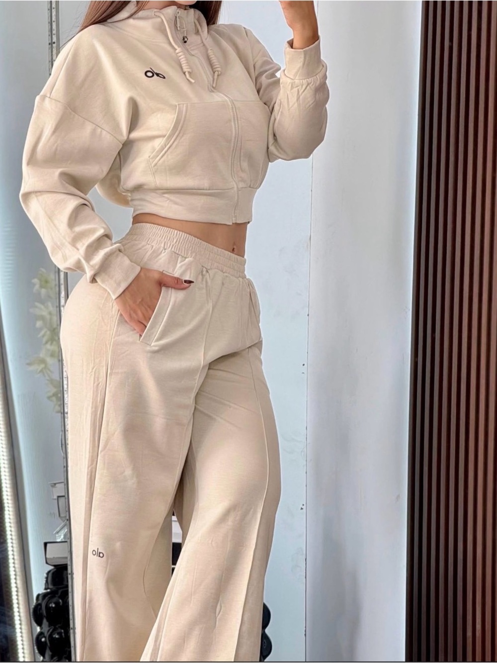 ALO Yoga Cream Wide-Leg Jogger Pants